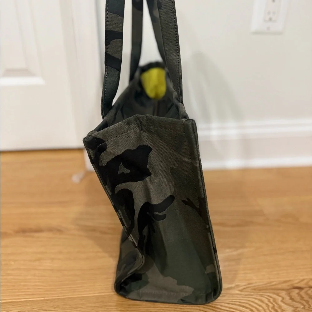 NWT Marc Jacobs large camo tote bag - Picture 2 of 10